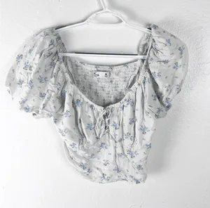 HOLLISTER White Floral Puff Sleeves Smocked Back Crop Top Size Medium Casual thumbnail 1