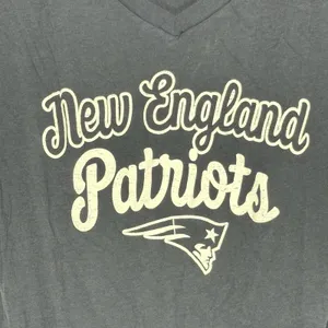NFL Team Apparel New England Patriots Navy Blue V-Neck‎ Graphic T-Shirt Small thumbnail 3
