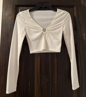 SheIn White Long-Sleeve Heart Front Cropped Top thumbnail 1