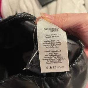 Cute Aritzia Wilfred Free faux leather high waisted stretchy leggings moto biker thumbnail 4
