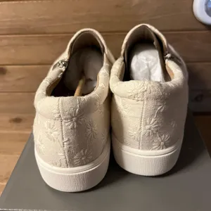 Style & Co NeW with Box . Women's Moira Zip Sneakers white size 8 thumbnail 3