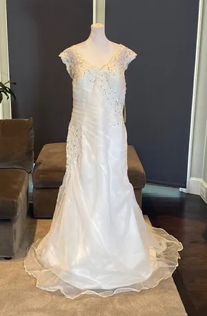 Women’s Wedding Dress Mermaid Fit Zip Up Back Small Train Size 14 NWT thumbnail 1