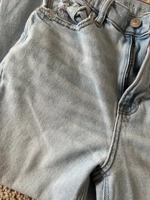 American Eagle Strigid Mom Jeans Light Wash thumbnail 4