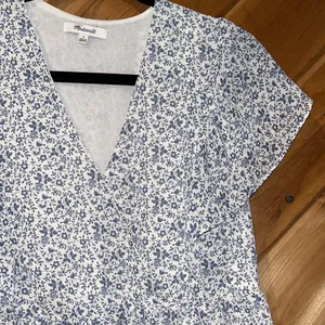 Madewell georgette ruffle sleeve peplum blue & white floral top thumbnail 3