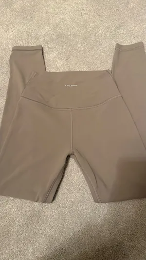 Aritzia golden butter workout set thumbnail 4