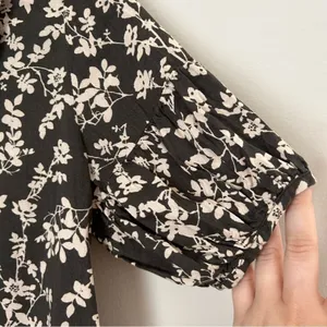 Old Navy Blouse Button Down Short Sleeve Gray Cream Floral Print Business Casual thumbnail 4