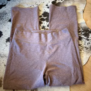 VUORI Mid Rise‎ Elevation Slim Bootcut pant in Hazel Heather Size Large thumbnail 3