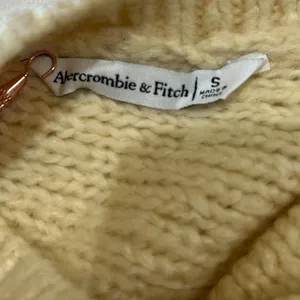 Abercrombie & Fitch Cream Knit V-Neck Sweater Size Small thumbnail 6
