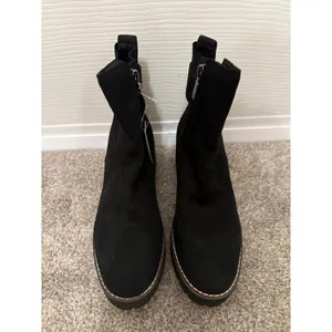 Blondo Dagger Waterproof Black Nubuck Lug Sole Ankle Boots Women’s 6.5 NWT thumbnail 6