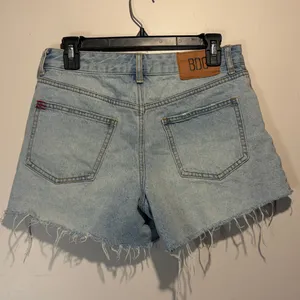 BDG Urban Outfitters- A-Line Raw Hem Light Wash Distressed Denim Shorts- Size 26 thumbnail 3