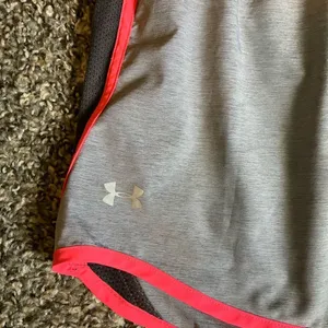 Under Armour grey pink shorts size Medium thumbnail 4