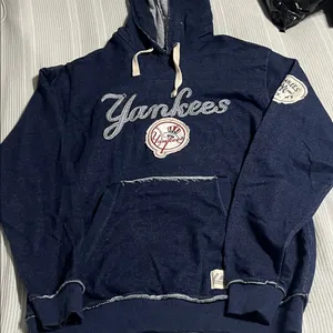 Majestic Yankees Navy Blue Hoodie thumbnail 1