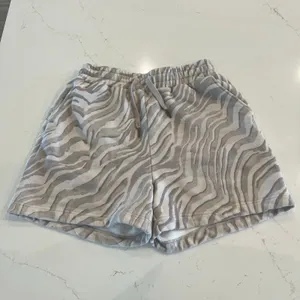 Sweaty Betty Essentials Shorts Light Grey Zebra Print‎ Size Small thumbnail 3