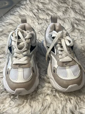Reebok Adorable chunky sneakers in neutral tones (white, beige, with navy accents) 🤍 Stylish, comfy, and perfect for everyday wear 👟💕 ✔️ Lightweight and comfortable ✔️ Lace-up closure ✔️ Trendy chunky style ✔️ Gently used, in great condition 💖 Perfect for school, outings, or casual outfits 💖 Easy to match with dresses, jeans, or sets thumbnail 3