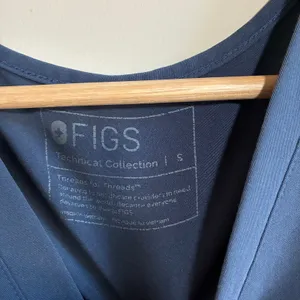 Figs Technical Collection navy blue casma v-neck scrubs top women's size small thumbnail 4