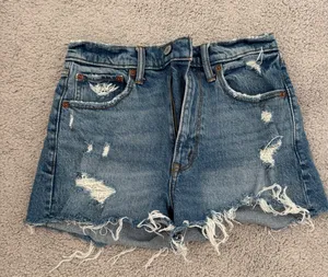 Abercrombie High Rise Mom Short thumbnail 1