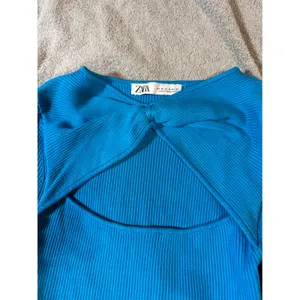 NWOT Zara Size Medium Long Sleeve Blue‎ Ribbed Cross Knot Cropped Top Y2K thumbnail 2