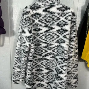 Lucky Find Black and White Sherpa Pullover Size Large EUC thumbnail 6