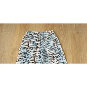 NWT Nasty Gal Tiger Print Denim Wide Leg Jeans Size 6 thumbnail 13