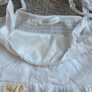 White Ruffled flowy top with daisy’s  thumbnail 3