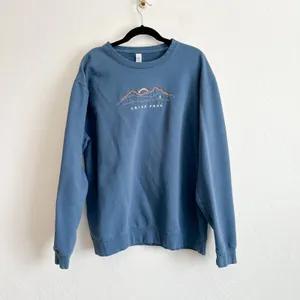 Parks Project Estes Park Embroidered Fleece Crewneck Sweatshirt in Blue thumbnail 2