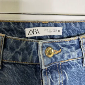 Zara Women’s High Rise Straight Leg Jeans Size 4 Button Fly Blue Wash thumbnail 5