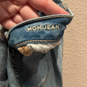 American Eagle Woman’s Mom Jeans Size 00 Short Distressed thumbnail 15