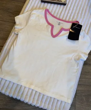 🩷Brandy Melville women's white top features a pink V-notch neckline thumbnail 1