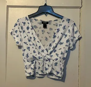 JUST POLLY Floral Wrap Crop Top | Size: M | White thumbnail 1