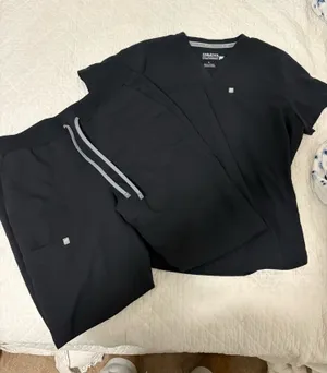 Fabletics Scrub Set Black thumbnail 1