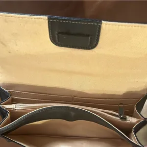 Eddie Bauer Black Leather Interior Zip Wallet great shape thumbnail 7