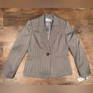 Le Suit New With Tags Women’s Latte Tan Pinstripe Blazer and Pants Suit Set thumbnail 5