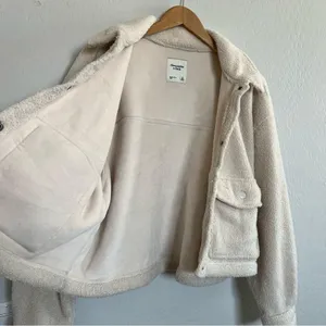 Abercrombie & Fitch Cropped Sherpa Boucle Teddy Jacket thumbnail 7