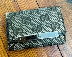 Vintage GUCCI Beige Canvas GG Logo Silver Accented Key Holder Case thumbnail 1