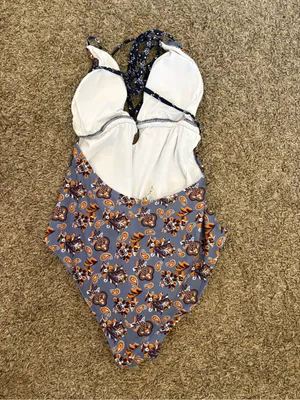Cupshe Halter One-Piece Swimsuit thumbnail 5