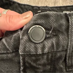 EUC Good American Good ’90s Black Wash Straight Leg Jeans Size 6/28 thumbnail 6