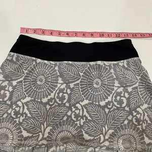 Lululemon Pace Setter Skirt Gray Floral Print Size 4 Running Athletic Skort thumbnail 5