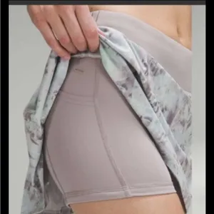 Lululemon Pace Rival Mid-Rise Skirt Plisse Bloom Mauve Grey 4 Tennis Pickleball thumbnail 3