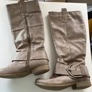 Beige taupe knee high boots Women’s size 6 zips up large buckle damaged thumbnail 7