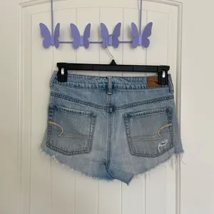 American Eagle women’s light wash blue denim‎ ripped hi-rise festival shorts 4 thumbnail 4