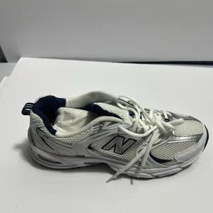 New Balance women’s sneakers in white and navy. Clean and stylish design with a comfortable cushioned insole and lace-up closure. Made in Vietnam. Size 9 US (40.5 EU / 25.5 CM). Great for everyday wear, walking, or casual outfits. Excellent condition thumbnail 9