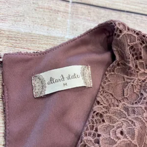 Altar'd State Dali Lace Fit and Flare Dress Pale Mauve V-Neck Keyhole Back NWT M thumbnail 3