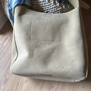 Bond Signature-Hardware Leather Shoulder Bag thumbnail 3