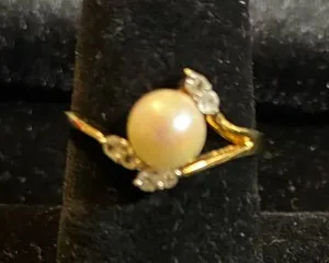 Gold tone Pearl Ring size 7 thumbnail 1