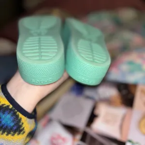 Women’s size 5 crocs thumbnail 4