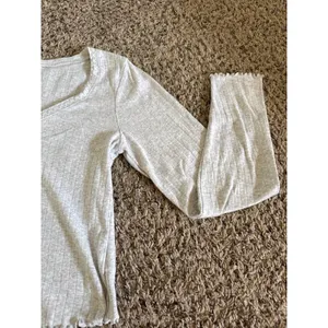 Old Navy‎ Women's Gray Cropped Long Sleeve Tee Size Medium thumbnail 6