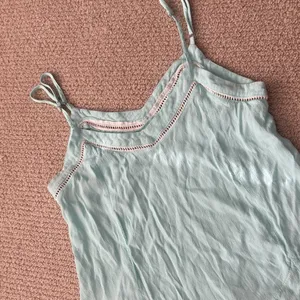 Mika & Gala Scalloped Cropped Eyelet Tank Top Blouse Aquamarine Teal Size 10 EUC thumbnail 2