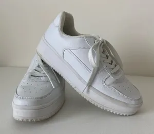 No Boundaries‎ women’s white fashion sneakers — size 6.5 thumbnail 1