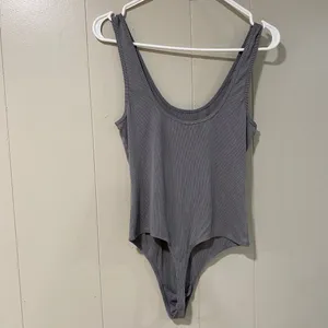Dress Forum Gray Ribbed Bodysuit Size M Scoop Neck Minimalist Basic thumbnail 3