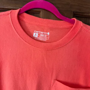 Carhartt Loose Fit Heavyweight Pocket Tee Shirt Women’s Medium 8/10 Neon Coral thumbnail 2